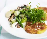 Kartoffelpuffer mit gemischtem Gemüse und Kresse