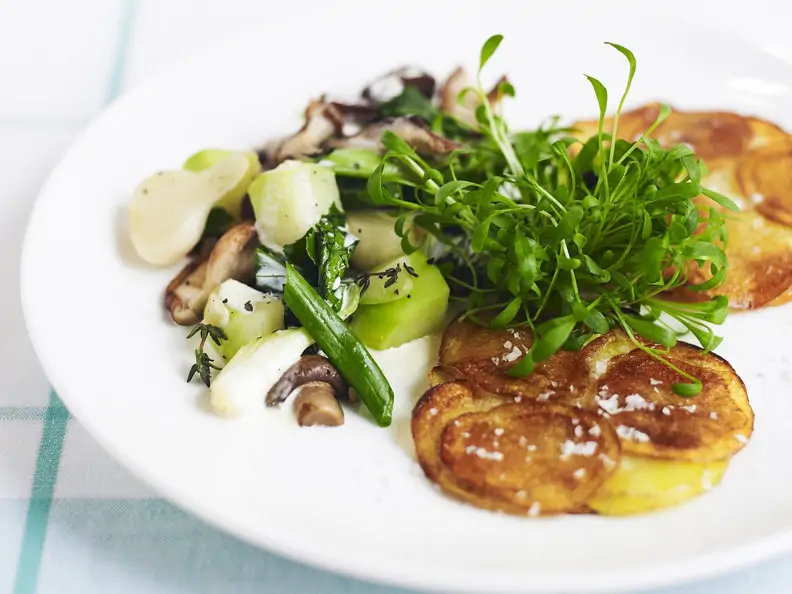 Kartoffelpuffer mit gemischtem Gemüse und Kresse