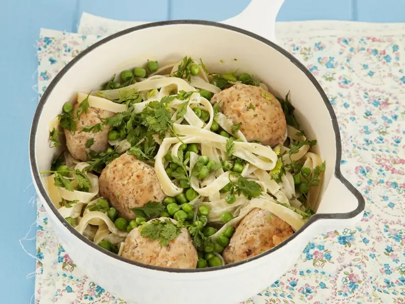 Geräucherte Fischklößchen mit Nudeln und Erbsen