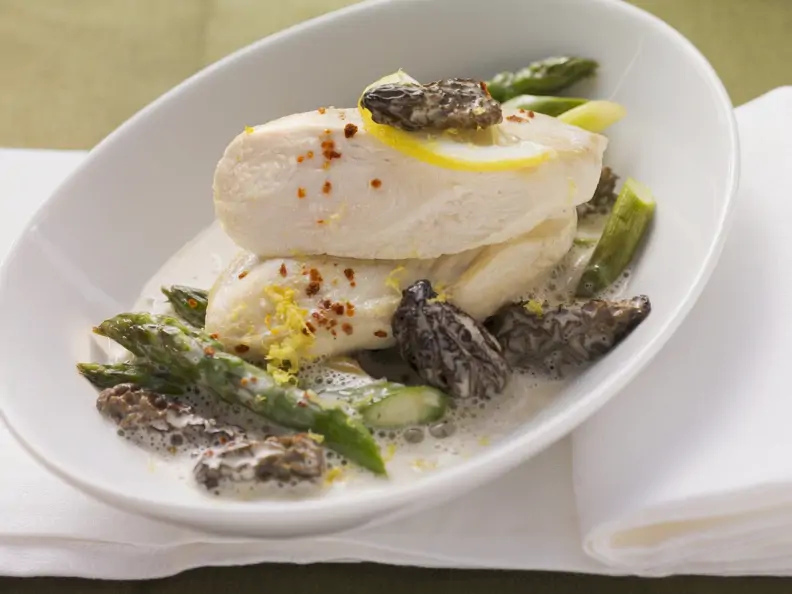 Hähnchenbrust mit Spargel, Morcheln und Zitronensoße