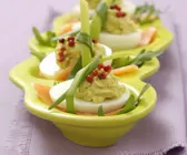 Eier mit Guacamole und rotem Pfeffer