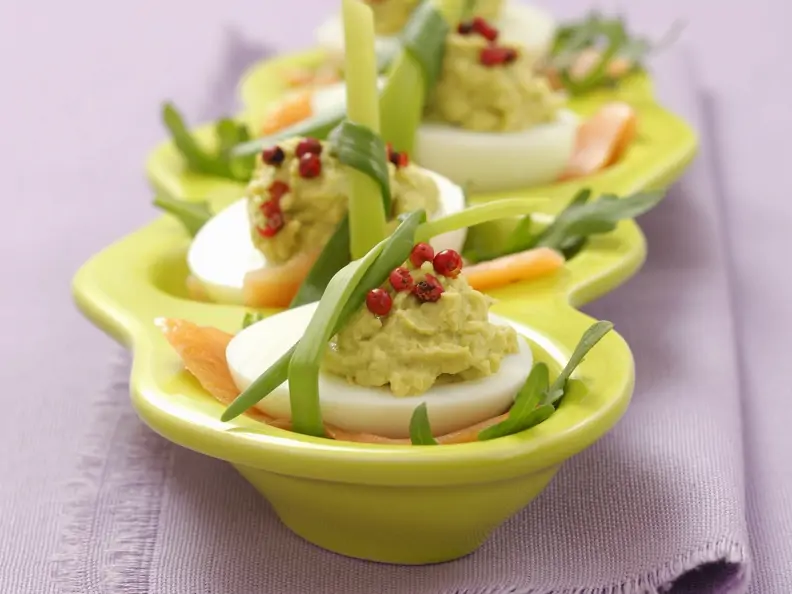 Eier mit Guacamole und rotem Pfeffer