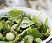 Salat verde mit grünem Spargel, Saubohnen und Spinat