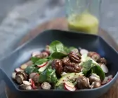 Salat aus jungem Spinat und feurigen Pekannüssen