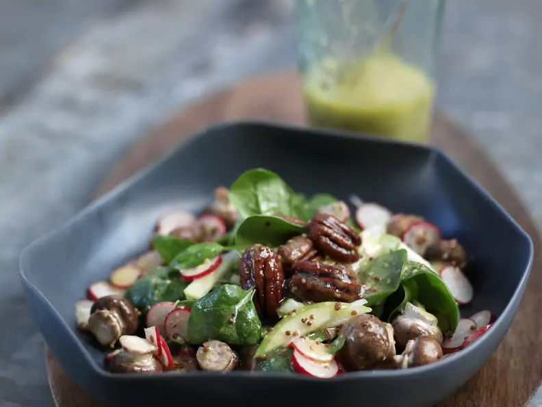 Salat aus jungem Spinat und feurigen Pekannüssen