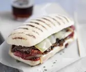 Sandwich mit Rindfleisch, Käse und getrockneten Tomaten