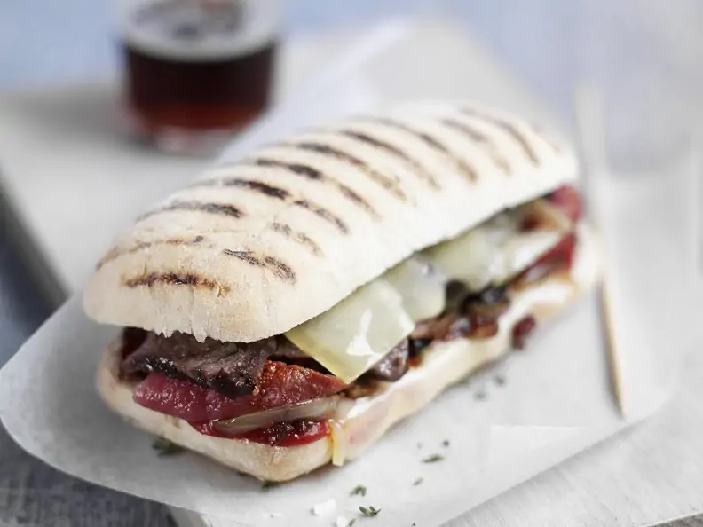 Sandwich mit Rindfleisch, Käse und getrockneten Tomaten