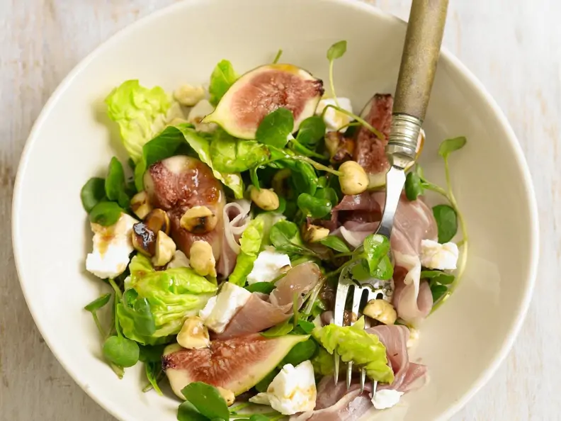 Salat mit Feigen, Schinken und Ziegenkäse