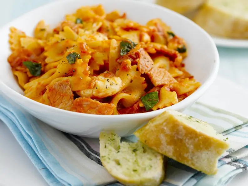Pasta mit Bacon-Tomaten-Soße