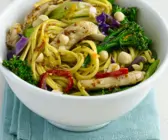Gebratene Mie-Nudeln mit Hühnchen, Brokkoli und Orange