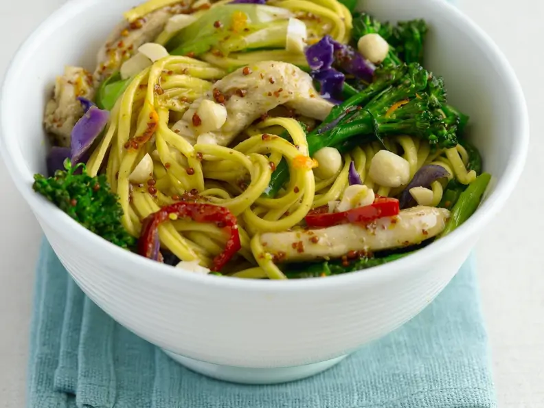 Gebratene Mie-Nudeln mit Hühnchen, Brokkoli und Orange