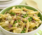 Pasta mit Brie, Speck und Erbsen