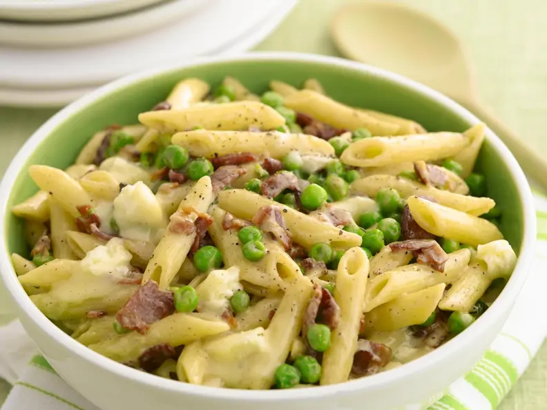 Pasta mit Brie, Speck und Erbsen