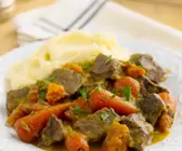 Rindergulasch mit Karotten und Kartoffelbrei