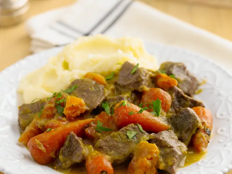 Rindergulasch mit Karotten und Kartoffelbrei