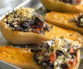 Glasierter Butternut-Kürbis mit Wildreisfüllung