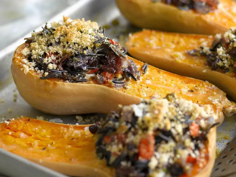 Glasierter Butternut-Kürbis mit Wildreisfüllung