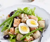 Kartoffel-Bohnen-Salat mit Lachs, Ei und Oliven