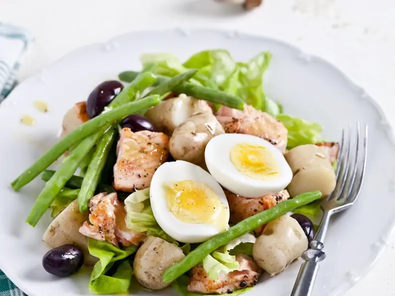 Kartoffel-Bohnen-Salat mit Lachs, Ei und Oliven