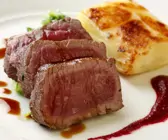 Filet am Hirsch mit Kartoffelauflauf und Rote-Bete-Soße