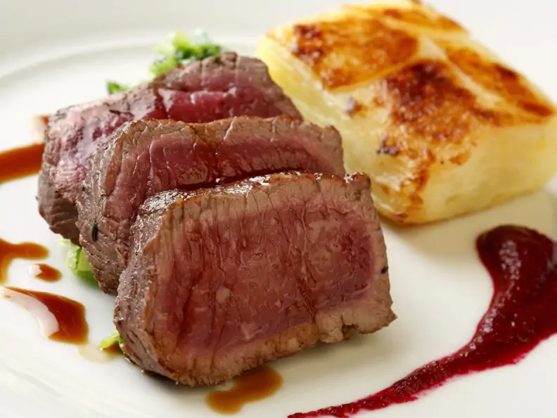 Filet am Hirsch mit Kartoffelauflauf und Rote-Bete-Soße
