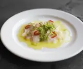 Capaccio aus Fisch mit Chili und Kresse