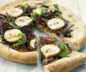 Pizza mit roten Zwiebeln und Ziegenkäse