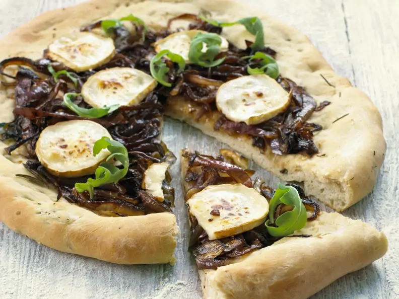 Pizza mit roten Zwiebeln und Ziegenkäse