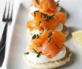 Blinis mit Sauerrahm und geräuchertem Lachs