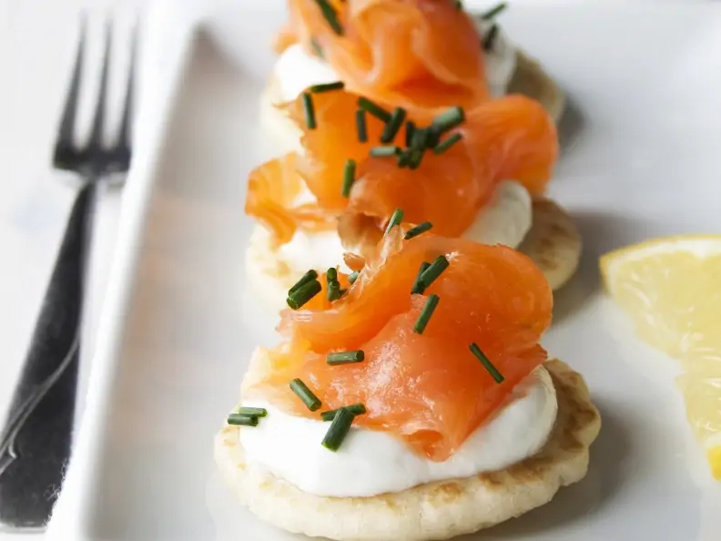 Blinis mit Sauerrahm und geräuchertem Lachs