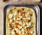 Pizza mit Mozzarella und Ricotta