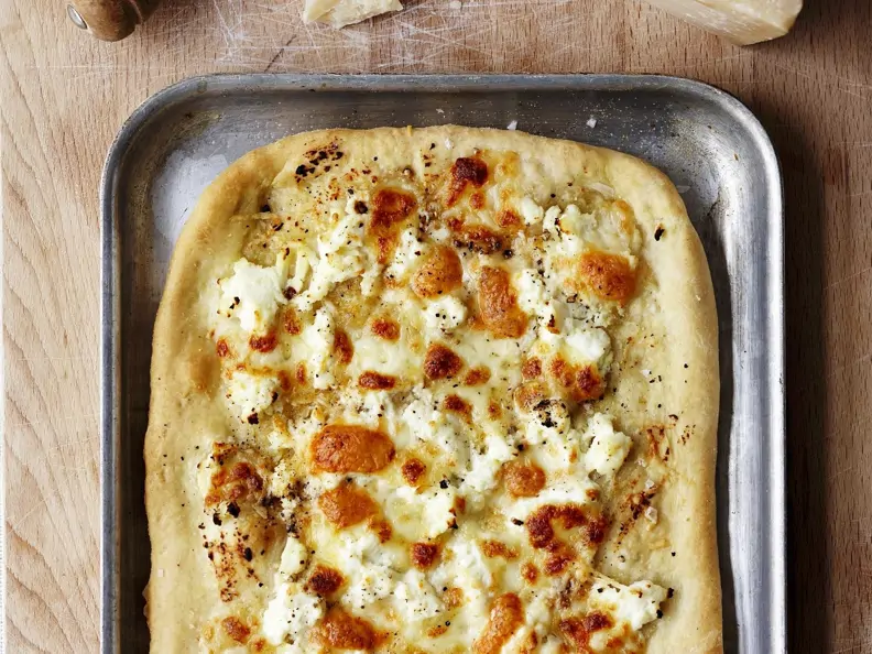 Pizza mit Mozzarella und Ricotta
