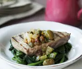 Gegrilltes Thunfischsteak auf Blattspinat