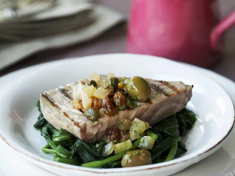 Gegrilltes Thunfischsteak auf Blattspinat