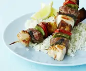 Hähnchenfleisch-Würstchen-Spiesse mit Gemüse