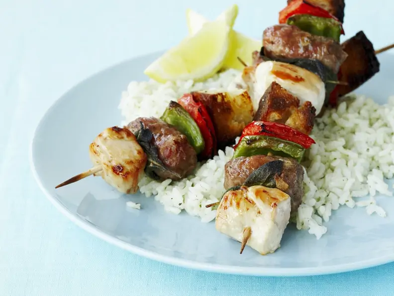 Hähnchenfleisch-Würstchen-Spiesse mit Gemüse
