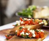 Crostini mit Tomaten, Zwiebeln und Petersilie