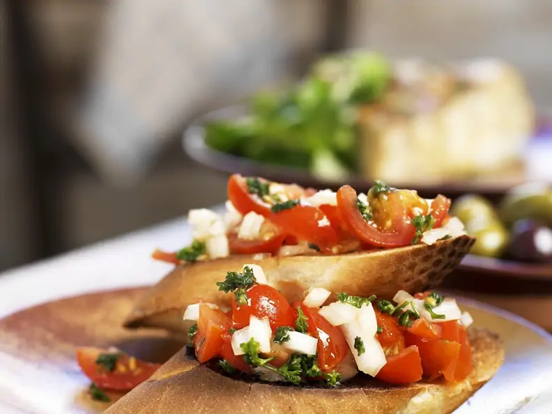 Crostini mit Tomaten, Zwiebeln und Petersilie