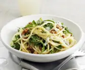 Pasta mit Rucola, Walnüssen und Zitrone