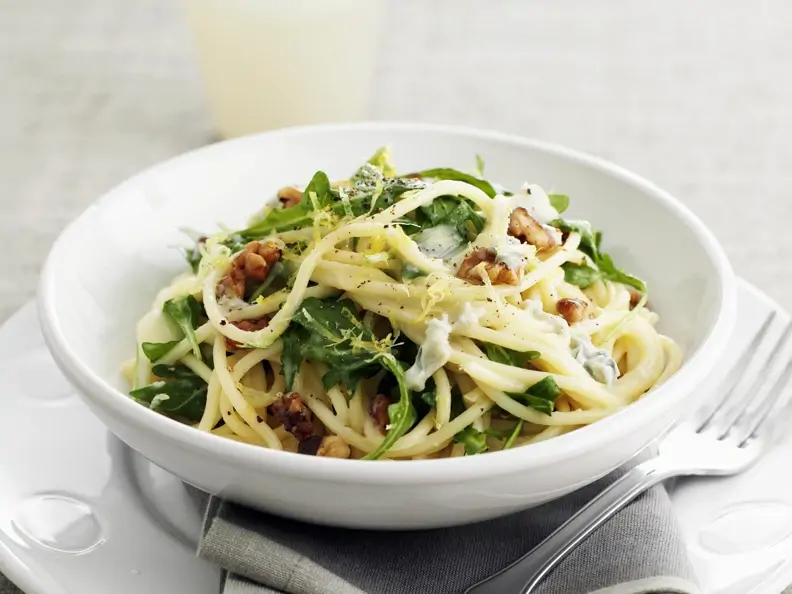 Pasta mit Rucola, Walnüssen und Zitrone