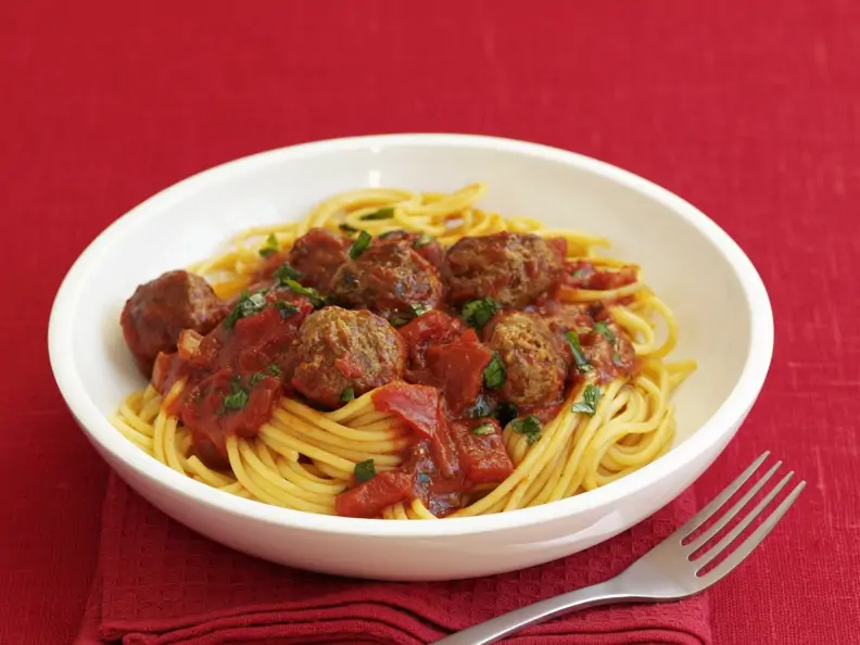 Spaghetti mit Hackbällchen und Tomatensauce