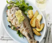 Gebratene Forelle mit Kräuterbutter und Blechkartoffeln