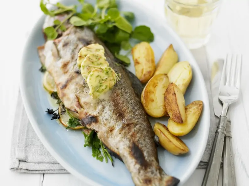 Gebratene Forelle mit Kräuterbutter und Blechkartoffeln
