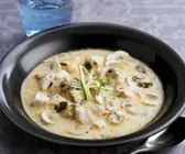 Hähnchen-Kokos-Suppe mit Pilzen