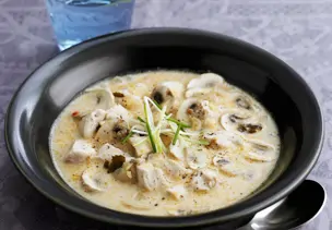 Hähnchen-Kokos-Suppe mit Pilzen