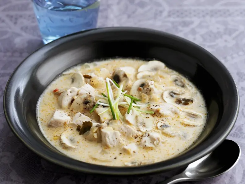 Hähnchen-Kokos-Suppe mit Pilzen