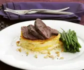 Rosa gebratenes Hirschfilet mit Kartoffelgratin