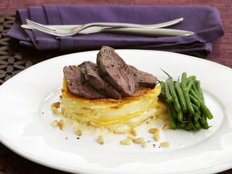 Rosa gebratenes Hirschfilet mit Kartoffelgratin