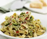 Tagliatelle mit Brokkoli und Nüssen