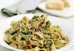 Tagliatelle mit Brokkoli und Nüssen
